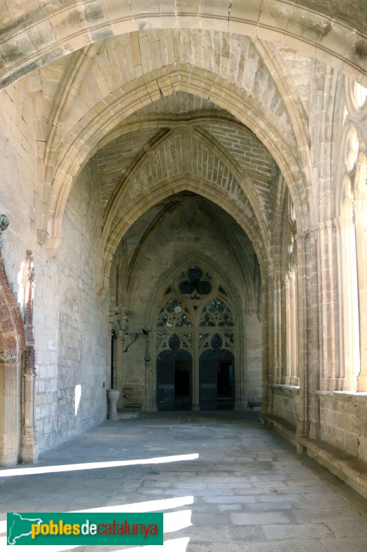 Vallbona de les Monges - Claustre del monestir. Galeria nord (Foto: Albert Esteves, 2018) Vallbona de les Monges - Claustre del monestir. Galeria nord