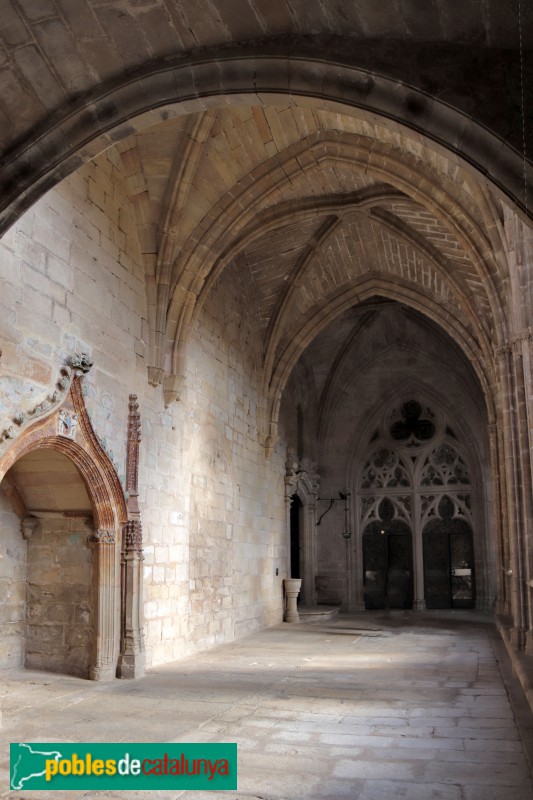 Vallbona de les Monges - Claustre del monestir. Galeria nord (Foto: Albert Esteves, 2018) Vallbona de les Monges - Claustre del monestir. Galeria nord