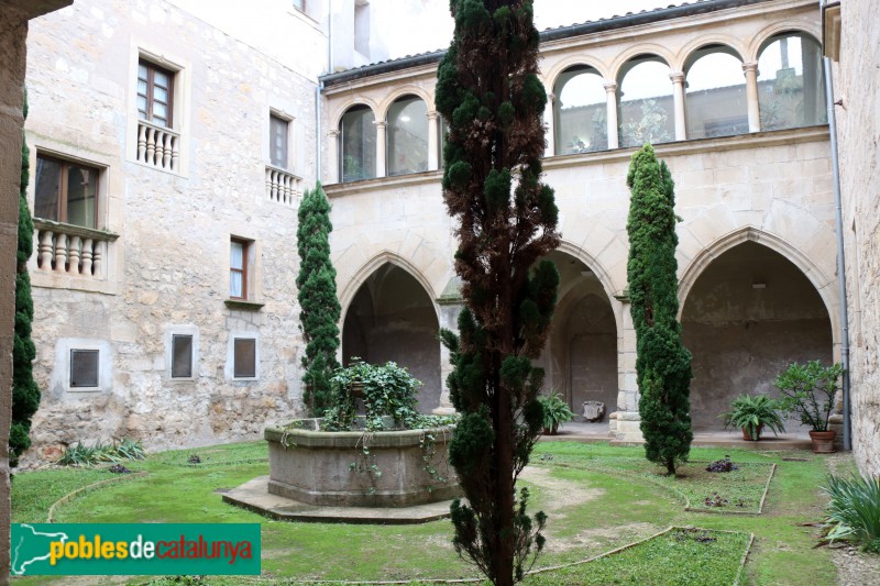 Bellpuig - Convent de Sant Bartomeu, pati o claustre petit