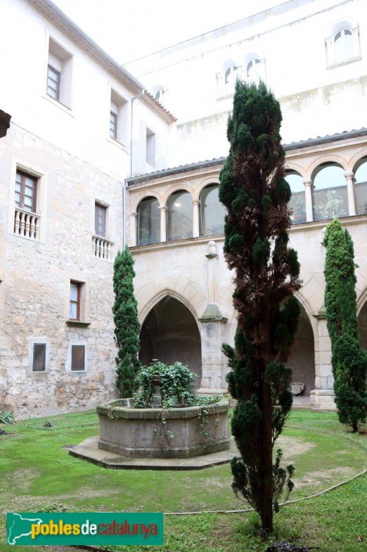 Bellpuig - Convent de Sant Bartomeu, pati o claustre petit