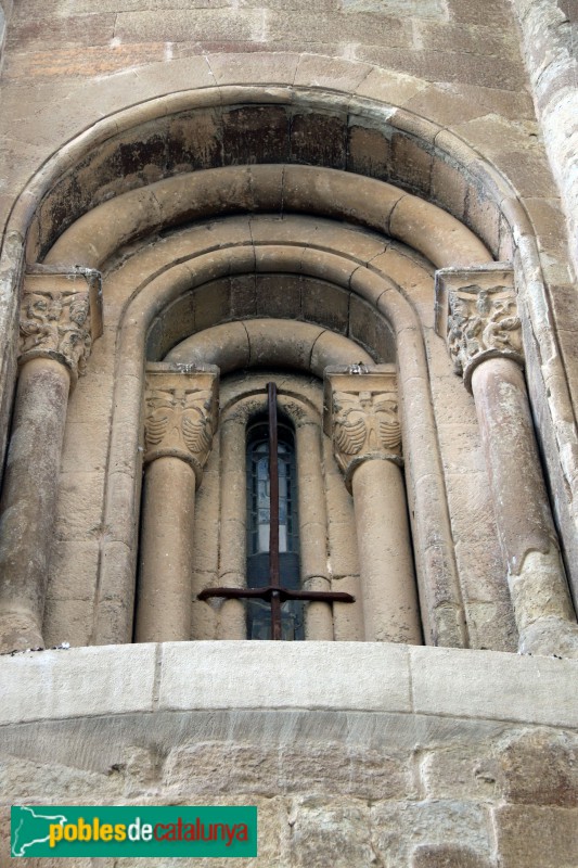 Agramunt - Església de Santa Maria, finestra de l'absis (Foto: Albert Esteves, 2018) Agramunt - Església de Santa Maria, finestra de l'absis