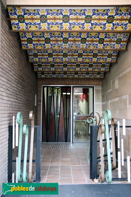 Esplugues de Llobregat - Edifici Plaça (Foto: Albert Esteves, 2018) Esplugues de Llobregat - Edifici Plaça