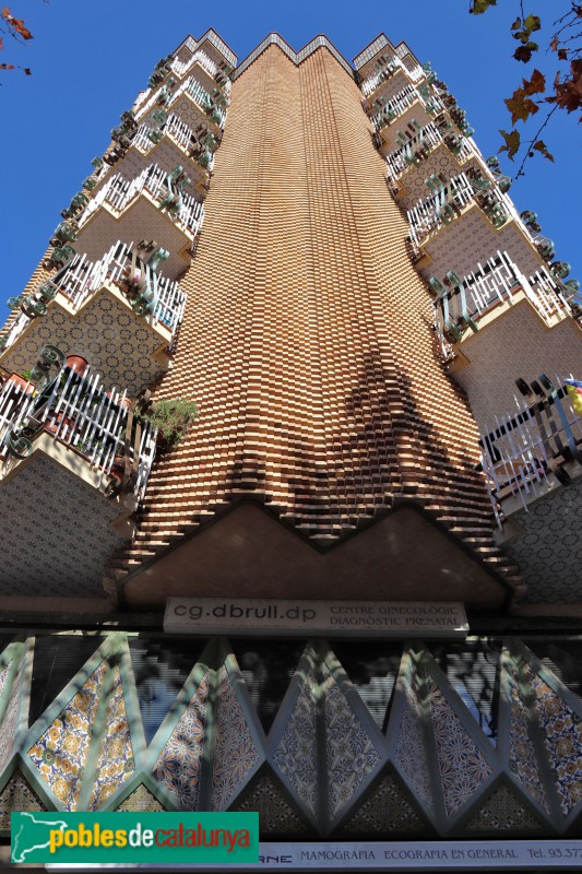 Esplugues de Llobregat - Edifici Plaça (Foto: Albert Esteves, 2018) Esplugues de Llobregat - Edifici Plaça