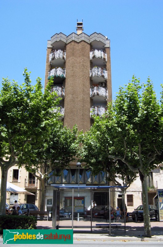 Esplugues de Llobregat - Edifici Plaça (Foto: Albert Esteves, 2008) Esplugues de Llobregat - Edifici Plaça