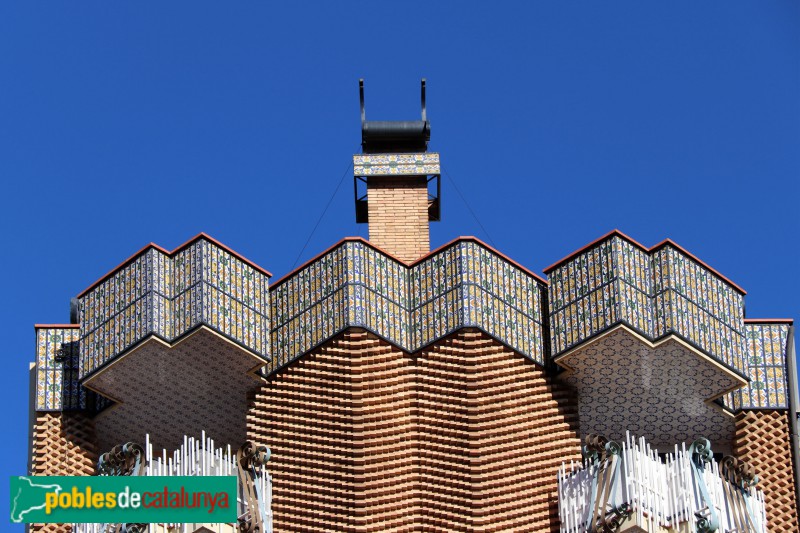 Esplugues de Llobregat - Edifici Plaça (Foto: Albert Esteves, 2018) Esplugues de Llobregat - Edifici Plaça