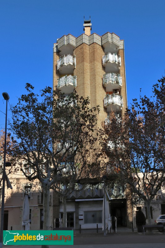 Esplugues de Llobregat - Edifici Plaça (Foto: Albert Esteves, 2018) Esplugues de Llobregat - Edifici Plaça