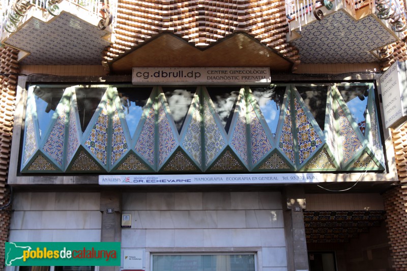 Esplugues de Llobregat - Edifici Plaça (Foto: Albert Esteves, 2018) Esplugues de Llobregat - Edifici Plaça