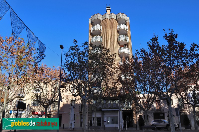 Esplugues de Llobregat - Edifici Plaça (Foto: Albert Esteves, 2018) Esplugues de Llobregat - Edifici Plaça