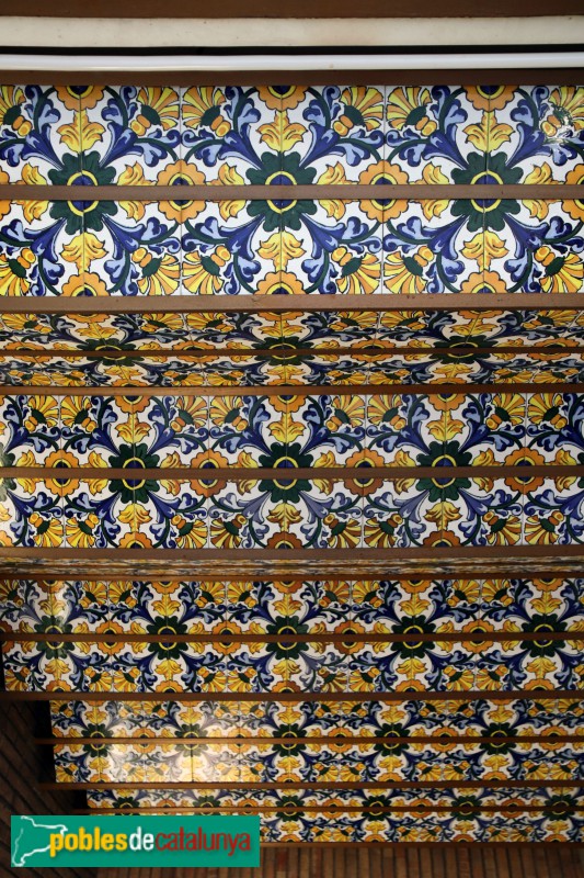 Esplugues de Llobregat - Edifici Plaça (Foto: Albert Esteves, 2018) Esplugues de Llobregat - Edifici Plaça