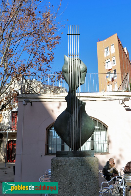 Esplugues de Llobregat - Can Brillas, escultura Dona Guitarra