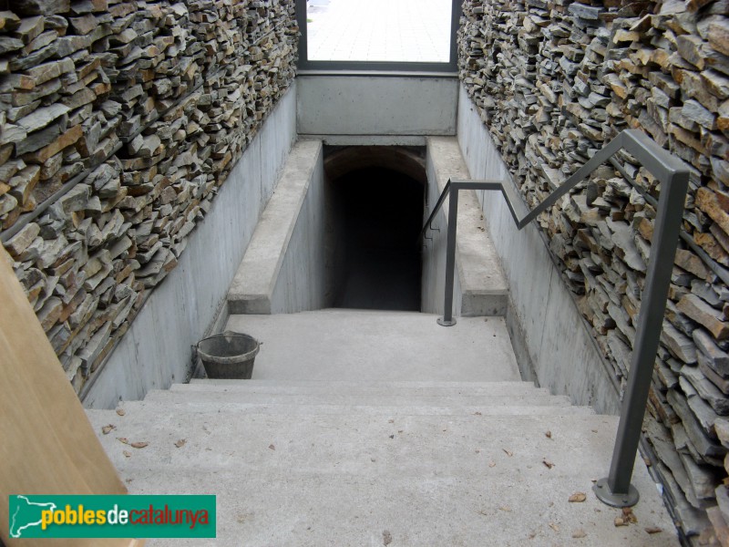 Sant Adrià del Besòs - Refugi antiaeri de la Guerra Civil (Foto: Albert Esteves, 2007) Sant Adrià del Besòs - Refugi antiaeri de la Guerra Civil