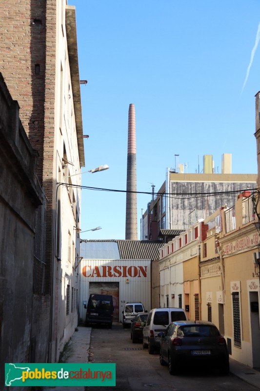 Barcelona - Xemeneia del carrer Treball (Foto: Albert Esteves, 2019) Barcelona - Xemeneia del carrer Treball