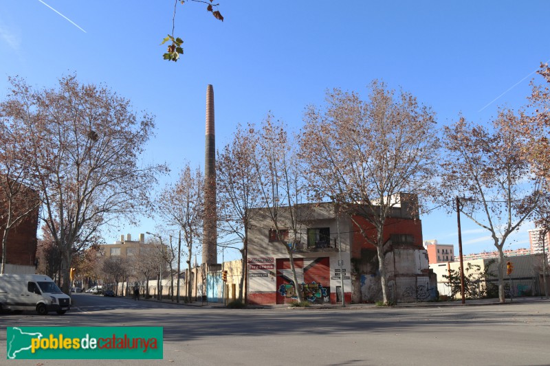 Barcelona - Xemeneia del carrer Treball (Foto: Albert Esteves, 2019) Barcelona - Xemeneia del carrer Treball