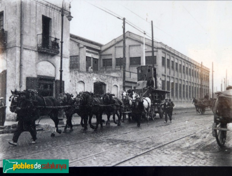 Barcelona - Trasllat de maquinària davant la fàbrica Oliva Artés, anys vint