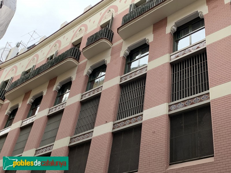 Barcelona - Mont de Pietat del Pedró, façana carrer de la Cera