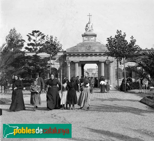Barcelona - Cementiri del Poblenou (Foto: Frederic Bordas -Arxiu Fotogràfic Centre Excursionista de Catalunya, inicis segle XX) Barcelona - Cementiri del Poblenou