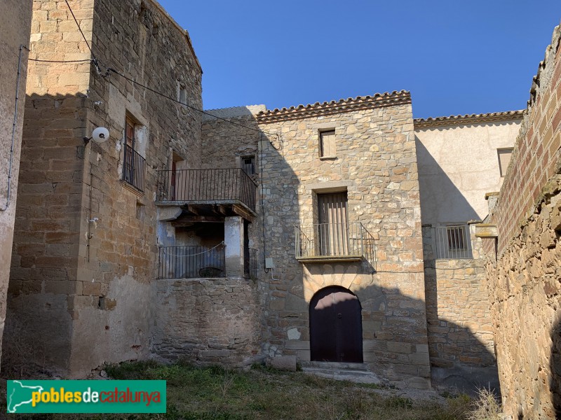 Agramunt - Rocabertí de Sant Salvador, Cal Bepo (al front) i ca l'Amigó (a mà esquerra)