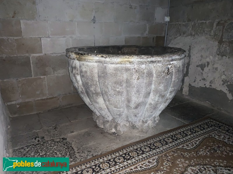 Agramunt - Església de Santa Maria, pica baptismal (Foto: Albert Esteves, 2019) Agramunt - Església de Santa Maria, pica baptismal