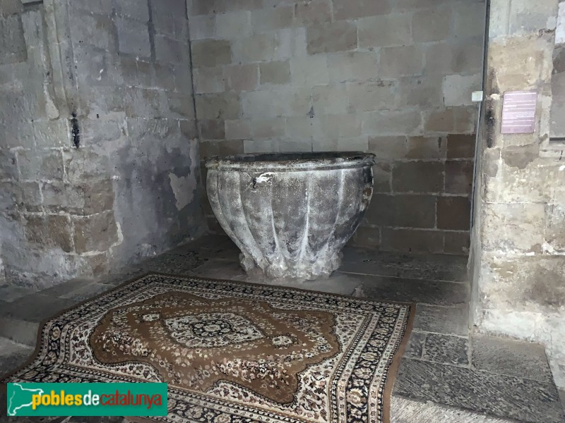 Agramunt - Església de Santa Maria, pica baptismal (Foto: Albert Esteves, 2019) Agramunt - Església de Santa Maria, pica baptismal