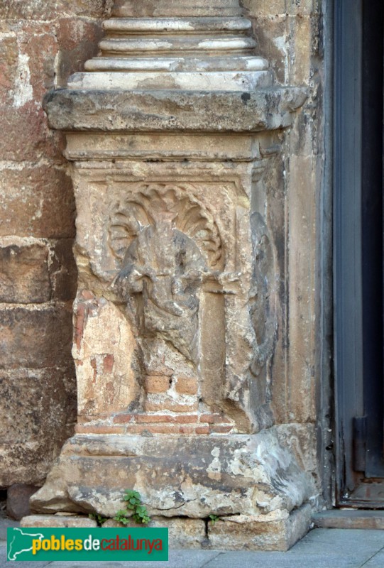 Barcelona - Convent dels Àngels, detall portada (Foto: Albert Esteves, 2019) Barcelona - Convent dels Àngels, detall portada