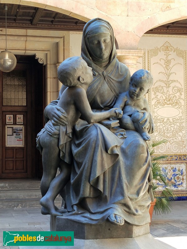 Barcelona - Casa de la Caritat: escultura La Caritat