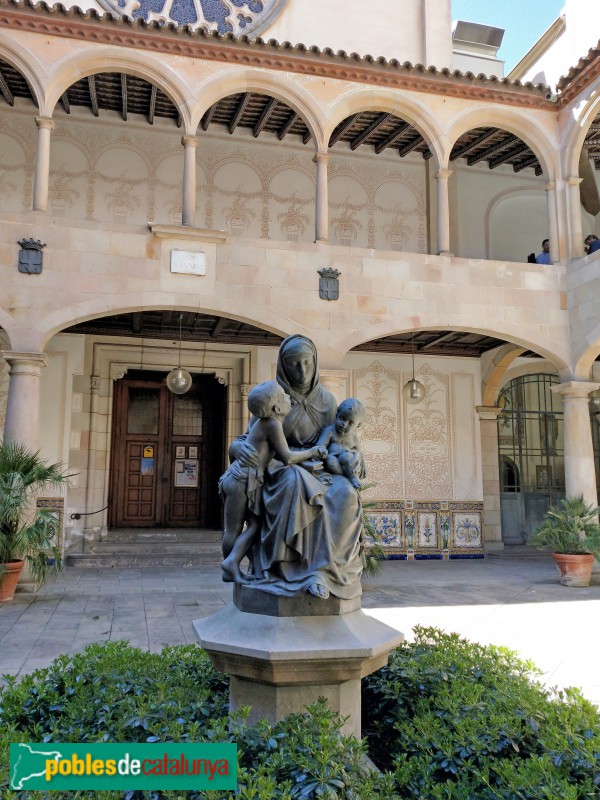 Barcelona - Casa de la Caritat: escultura La Caritat