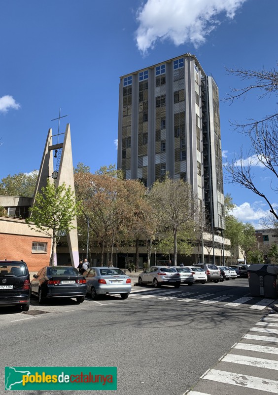 Barcelona - L'edifici Piramidón i el campanar de Sant Ambrós