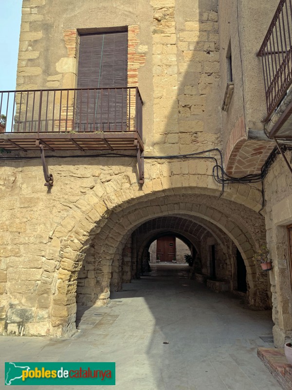 Peratallada - Plaça de les Voltes