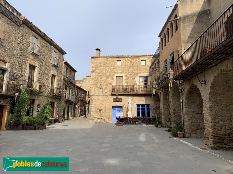 Peratallada - Plaça de les Voltes