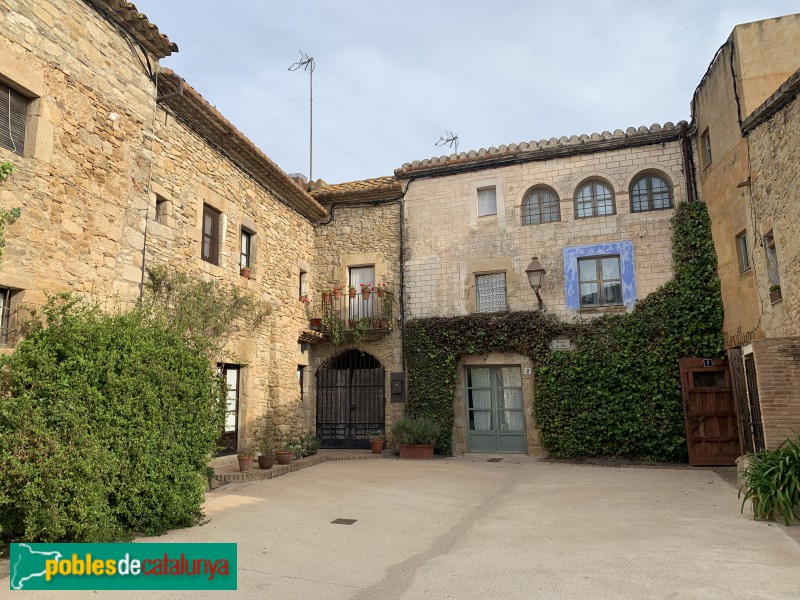 Peratallada - Plaça de l'Oli (Foto: Albert Esteves, 2019) Peratallada - Plaça de l'Oli