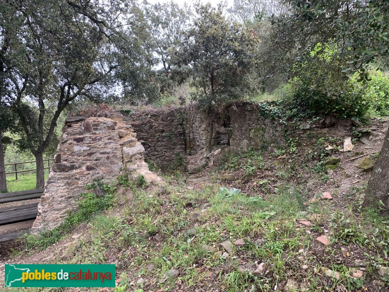 La Bisbal d'Empordà - Ruïnes al costat de Santa Llúcia de l'Arboç