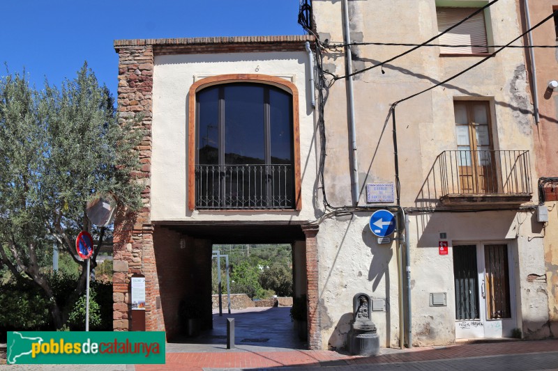 Olesa de Montserrat - Portal de Santa Oliva (Foto: Albert Esteves, 2019) Olesa de Montserrat - Portal de Santa Oliva