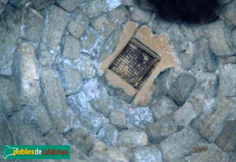 Querol - Castell de Saburella, interior de la torre (Foto: Germà Garcia -Arxiu Fotogràfic Centre Excursionista de Catalunya-, 2000) Querol - Castell de Saburella, interior de la torre