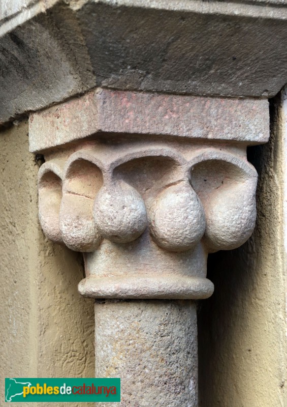 Museu de l'Enrajolada - Capitell del portal del claustre de Sant Pere de les Puelles, Barcelona