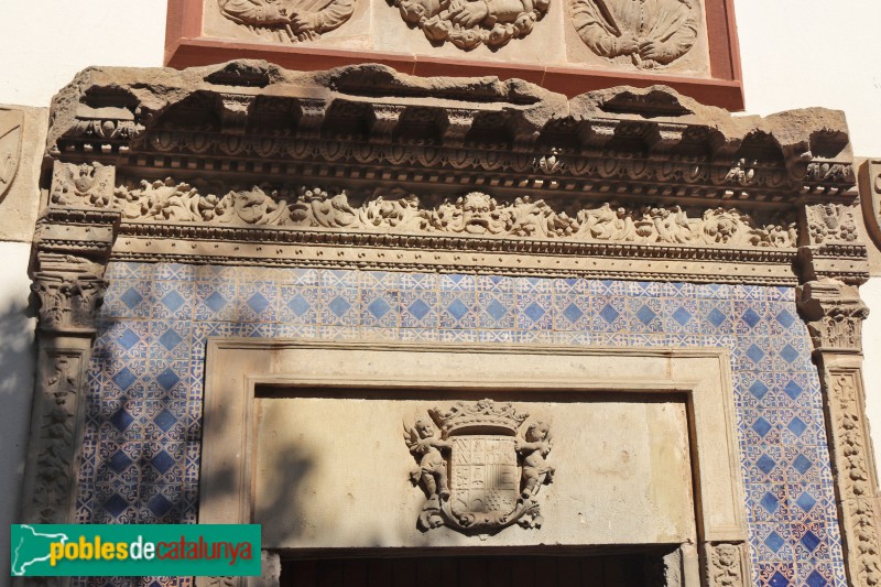 Museu de l'Enrajolada - Llinda de la casa Gralla, de Barcelona, amb muntants i sòcol del Trentenari i un escut procedent de Santa Maria de Jonqueres