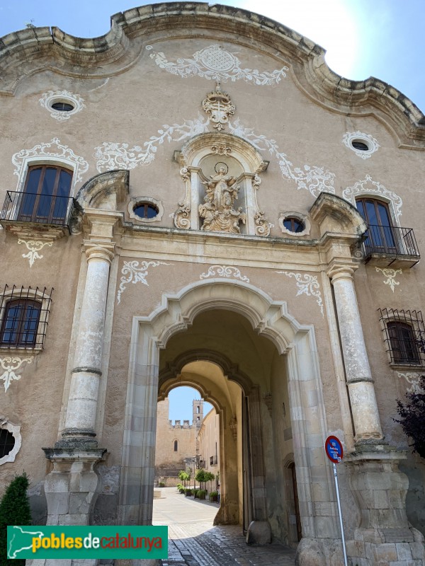 Monestir de Santes Creus - Portal de l'Assumpta, façana plaça Santa Llúcia