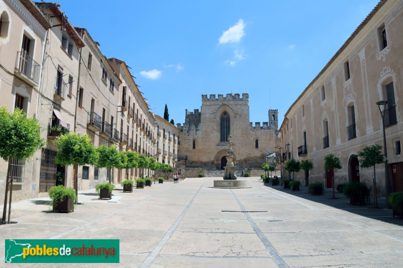 Monestir de Santes Creus - Plaça de Sant Bernat (Foto: Albert Esteves, 2019) Monestir de Santes Creus - Plaça de Sant Bernat