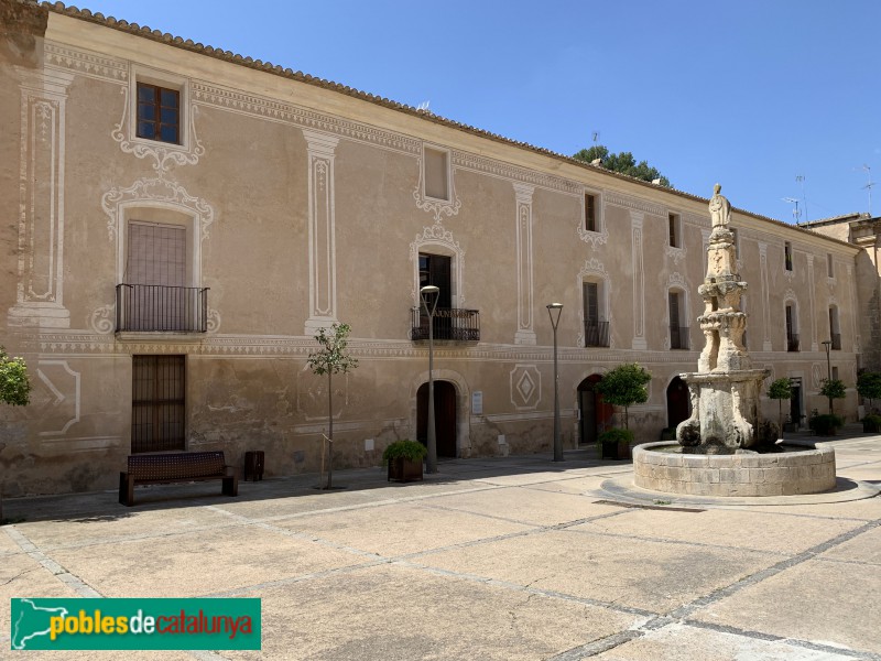 Monestir de Santes Creus - Plaça de Sant Bernat (Foto: Albert Esteves, 2019) Monestir de Santes Creus - Plaça de Sant Bernat