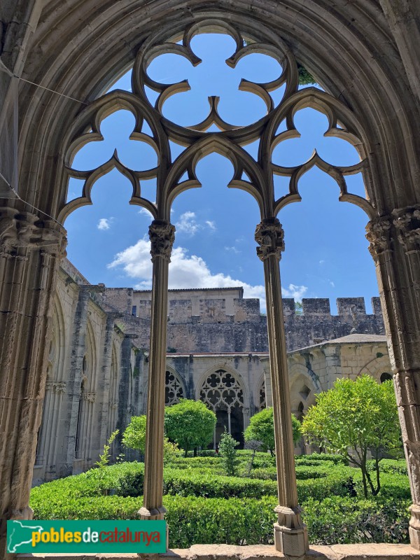 Monestir de Santes Creus - Claustre major, finestral galeria de ponent (Foto: Albert Esteves, 2019) Monestir de Santes Creus - Claustre major, finestral galeria de ponent