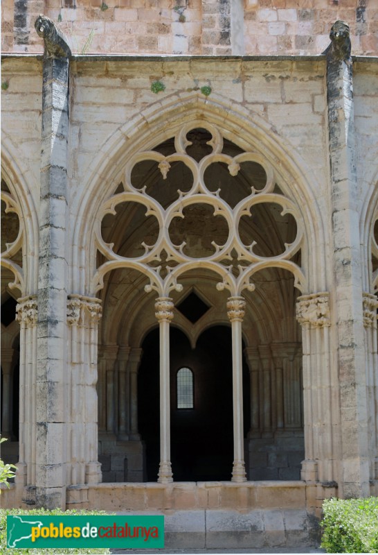 Monestir de Santes Creus - Claustre major, finestral galeria de llevant (Foto: Albert Esteves, 2019) Monestir de Santes Creus - Claustre major, finestral galeria de llevant