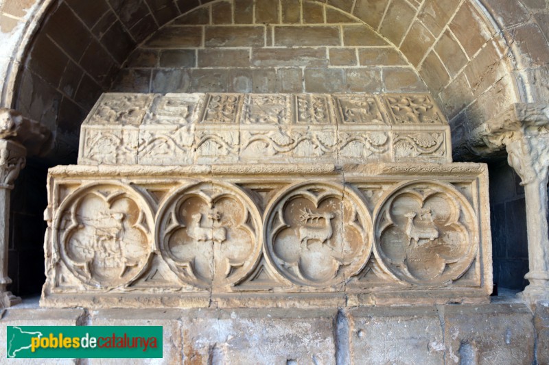 Monestir de Santes Creus - Sarcòfag de la família Cervelló, segle XIII (Foto: Albert Esteves, 2019) Monestir de Santes Creus - Sarcòfag de la família Cervelló, segle XIII
