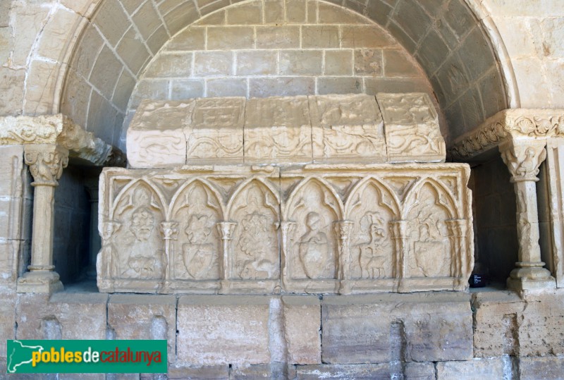 Monestir de Santes Creus - Sarcòfag de Pere i Ponç de Cervera, segle XIII (Foto: Albert Esteves, 2019) Monestir de Santes Creus - Sarcòfag de Pere i Ponç de Cervera, segle XIII