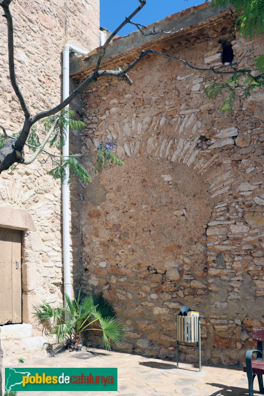 Montferri - Església de Sant Bartomeu, arc de ferradura tapiat (Foto: Albert Esteves, 2019) Montferri - Església de Sant Bartomeu, arc de ferradura tapiat