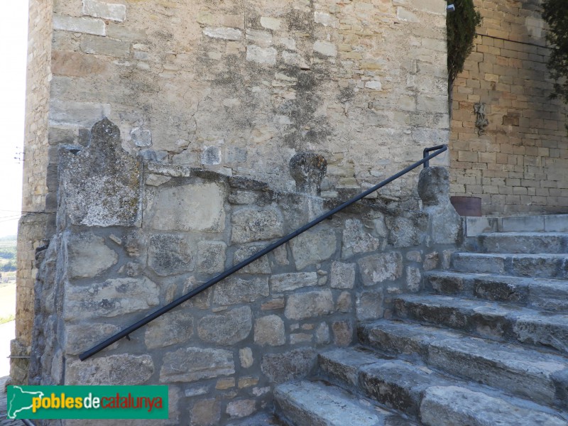 Sant Martí de Tous - Església de Sant Martí, esteles discoidales a les escales