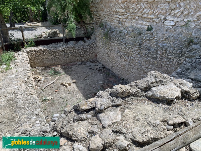 Nulles - Cisterna i mur del castell