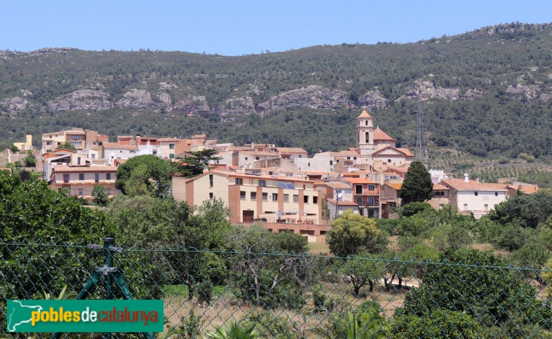 Figuerola del Camp - El poble, amb l'església