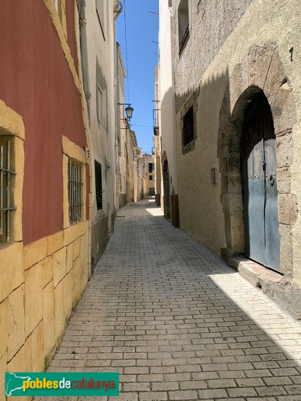 Figuerola del Camp - Carrer Major, amb la casa dels monjos de Poblet a mà dreta