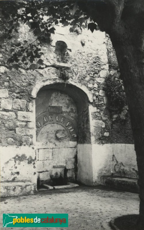 Figuerola del Camp - Font de la Vila (Foto: <i>M.E. Giménez -Inavrquit. Gencat.cat-</i>, 1983) Figuerola del Camp - Font de la Vila