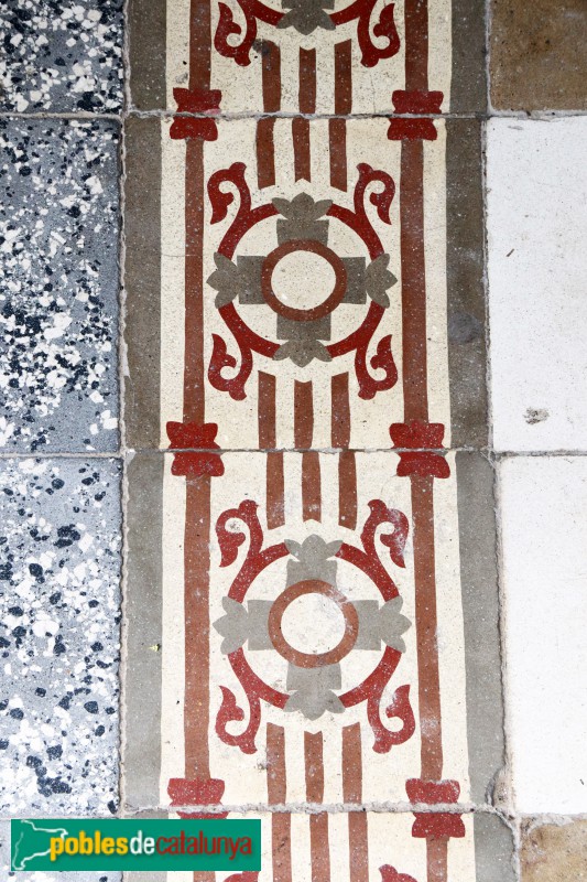Vallmoll - Església de Santa Maria, detall paviment (Foto: Albert Esteves, 2019) Vallmoll - Església de Santa Maria, detall paviment
