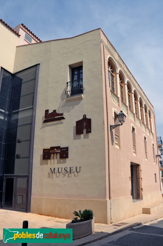 Vallmoll - Casa Ballester, façana carrer Unió (Foto: Albert Esteves, 2019) Vallmoll - Casa Ballester, façana carrer Unió